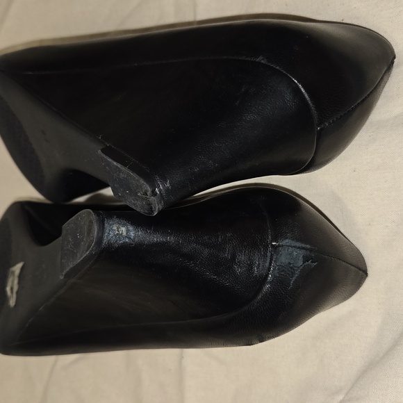 Tory Burch Chelsea Wedge Heel black with gold medallion logo - Picture 8 of 9